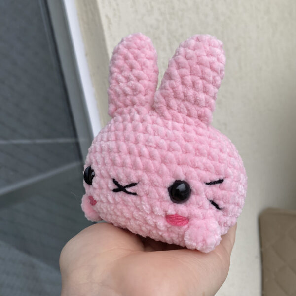 Coelho Mochi de Morango Amigurumi de Pelúcia - Image 3