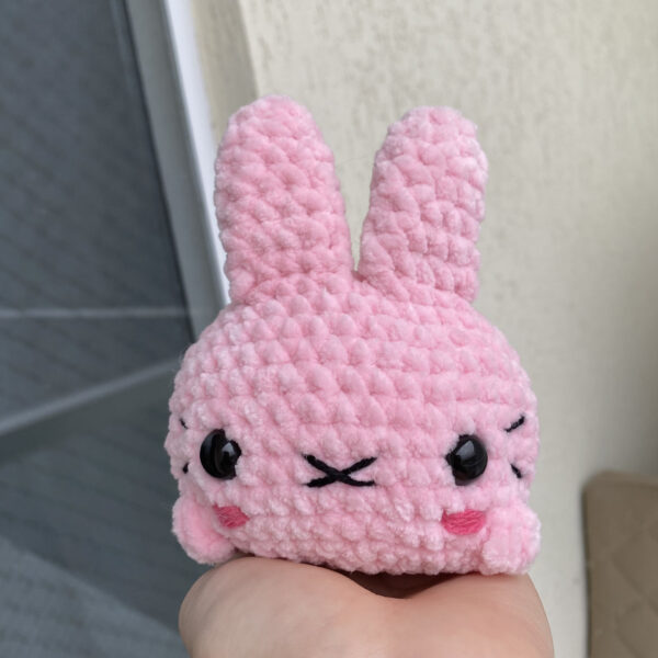 Coelho Mochi de Morango Amigurumi de Pelúcia - Image 5