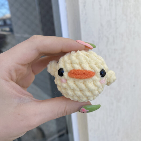 Mini Pintinho de Amigurumi de Pelúcia - Image 3