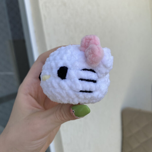 Mini Hello Kitty Amigurumi de Pelúcia - Image 4